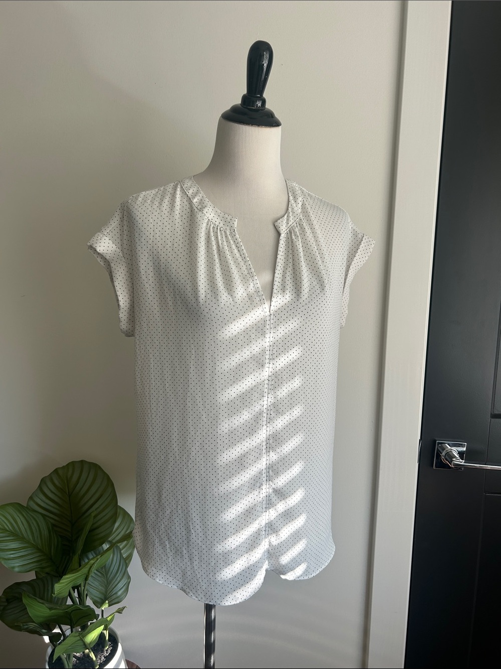 🌸 M Classic White Cap-Sleeve Blouse - Lightweight Polka Dot
